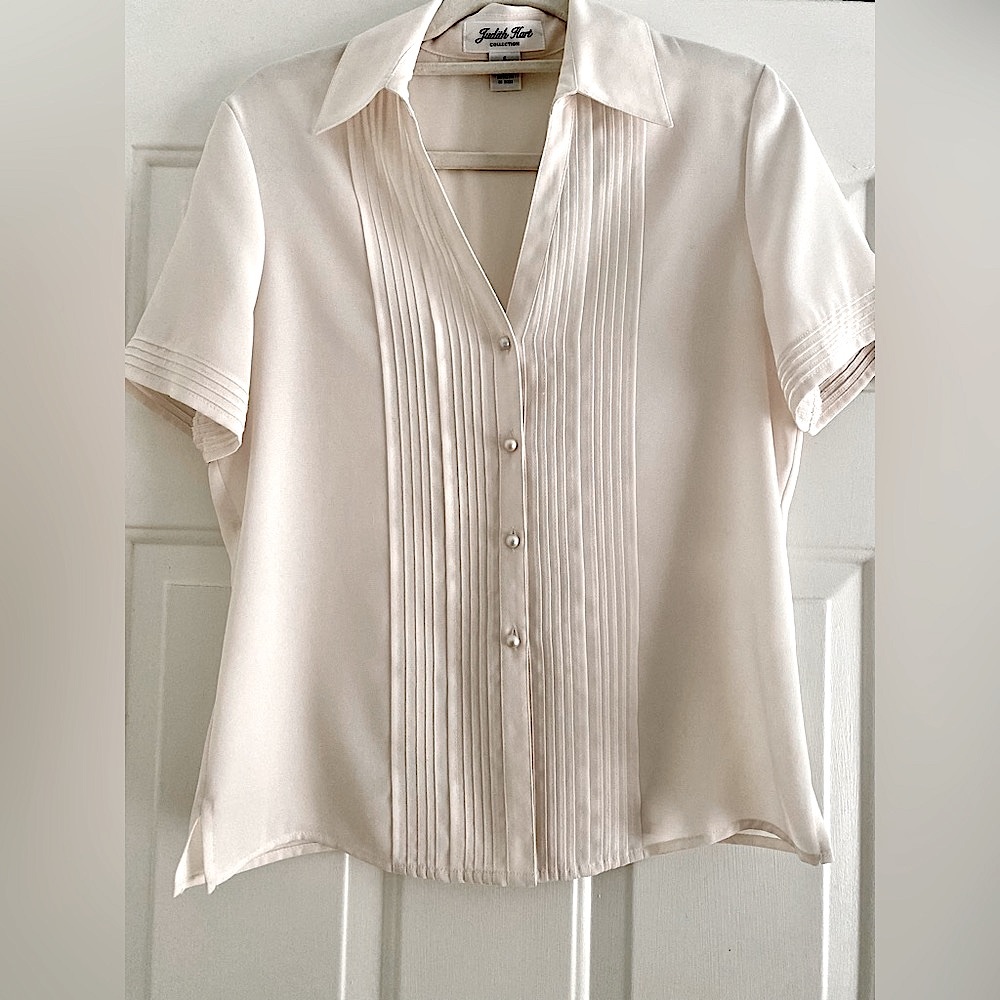 SALE Vintage Shortsleeved Blouse with Pearl Buttons